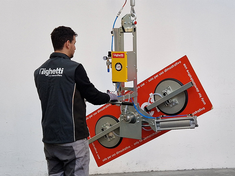 Glass vacuum lifter with 180° pneumatic rotation